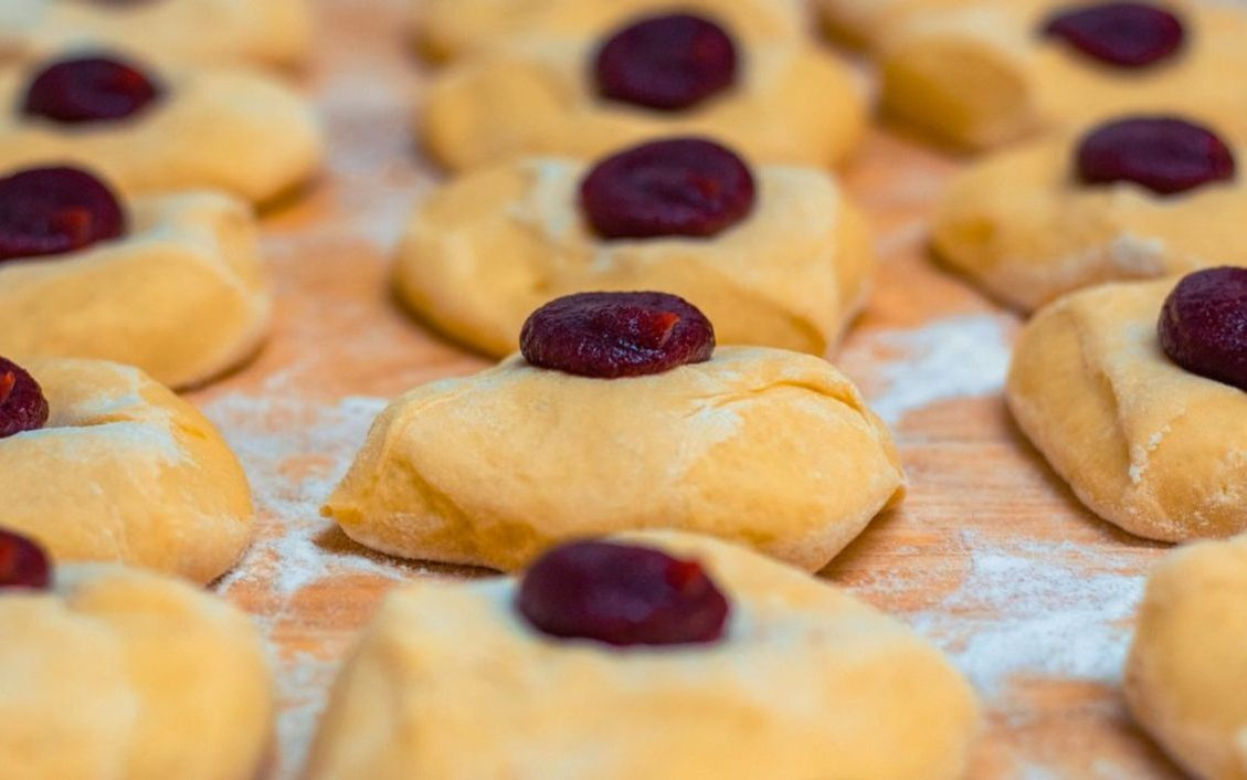 Rustik görünümlü, kabuğu kabarcıklı bir tatlı ekmek